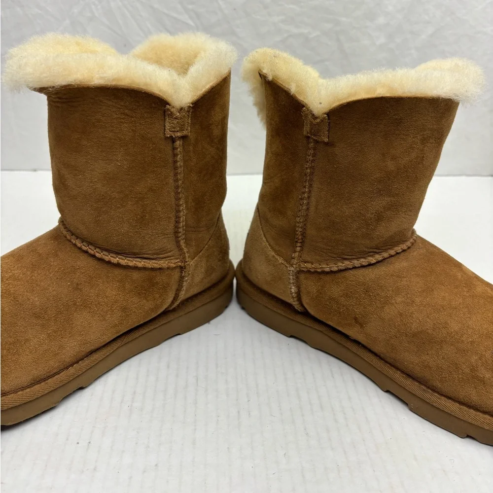 Ugg Bailey Button Boots, SZ 4 big girl, box 21